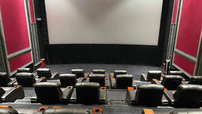 The VIP auditorium at Beijing CBD Wanda Cinema is luxuriously furnished and features plush leather seats for discerning moviegoers. 